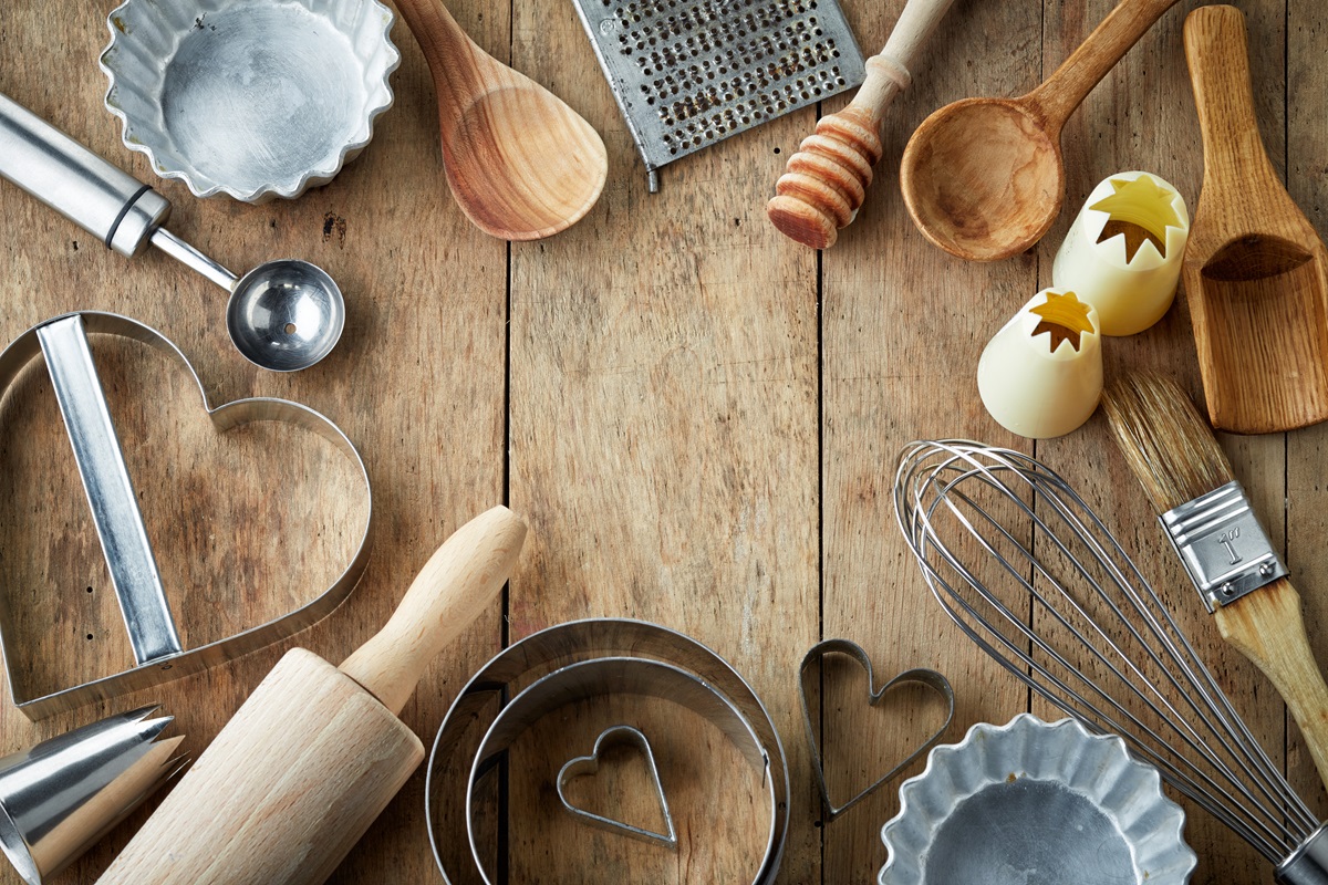 Verschiedene Backutensilien wie Teigrolle, Backpinsel, Schneebesen, Spritztülle und Plätzchenausstecher