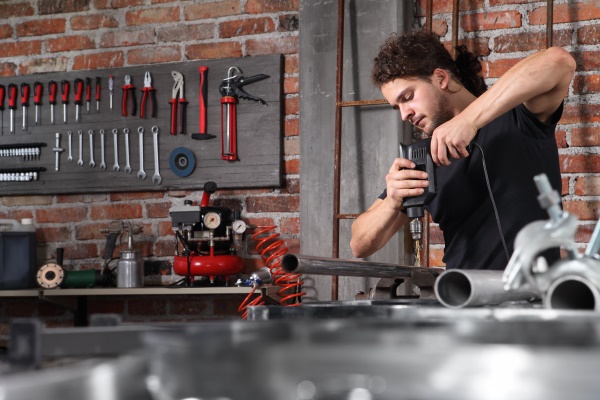 Werkstattausstattung im Bild, Handwerker in einer gut sortierten Werkstatt